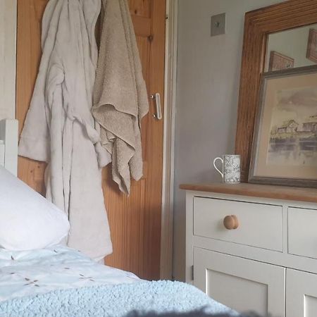 Comfy Cosy Little Room Tv Fridge Microwave Upton  Luaran gambar