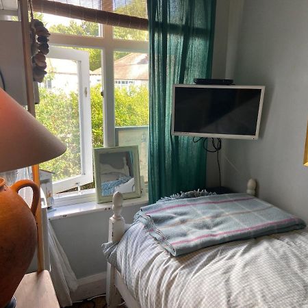 Comfy Cosy Little Room Tv Fridge Microwave Upton  Luaran gambar