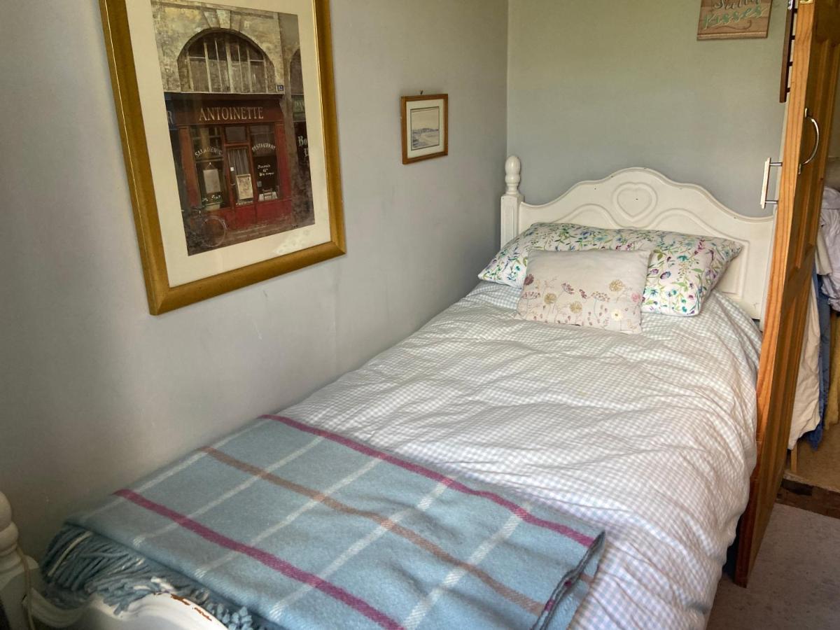 Comfy Cosy Little Room Tv Fridge Microwave Upton  Luaran gambar